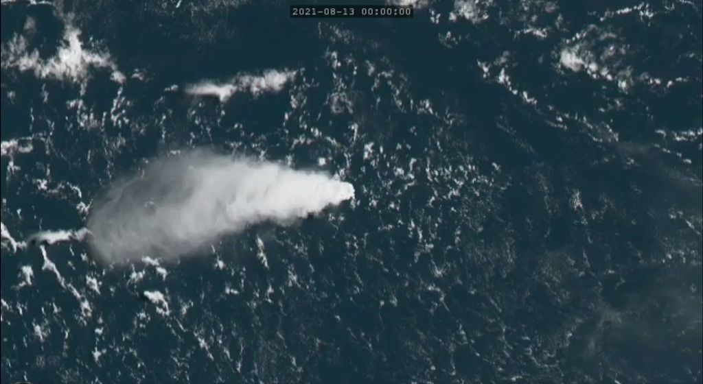 Submarine explosion from Fukutoku-Okanoba volcano generated white plume today as visible from satellite (image: Himawari-8)