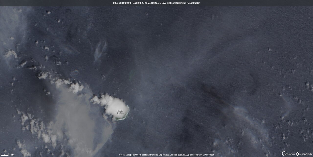 Submarine volcano Fukutoku-Okanoba is located approx. north of the South Iwo-Jima (image: Sentinel-2)