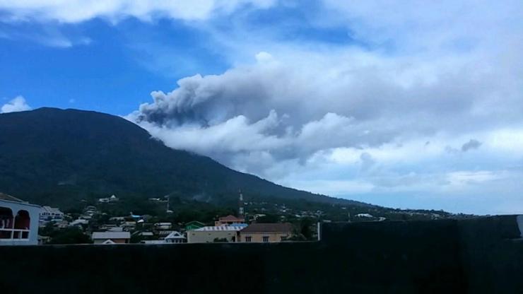 Explosion at Gamalama volcano (image: ITN News)