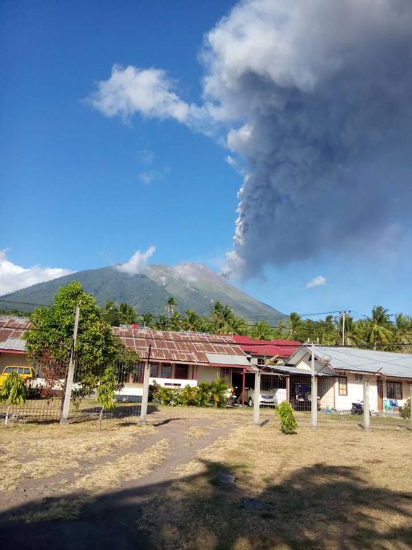 Ash plume from this morning's eruption at Gamalama volcano (image: Leopold Kennedy Adam ‏@LeopoldAdam / twitter)