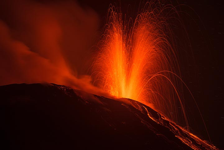 Medium-sized eruption from the western vent of Stromboli last night (image: Tom Pfeiffer / VolcanoDiscovery)