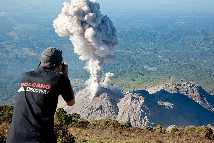 Viewing an eruption at Santiaguito volcano
