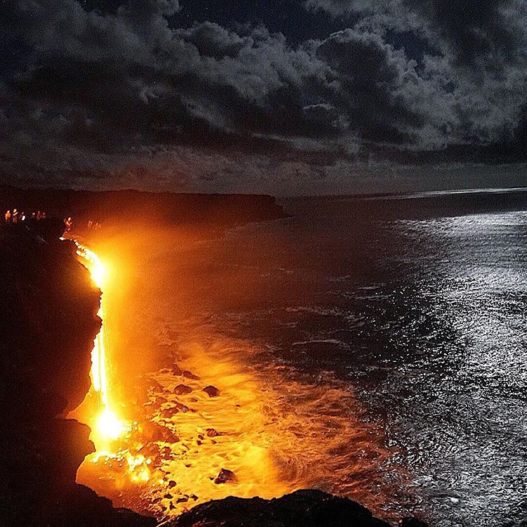 The new lava flow sea entry shortly after its formation (image: tapandgrind / instagram)