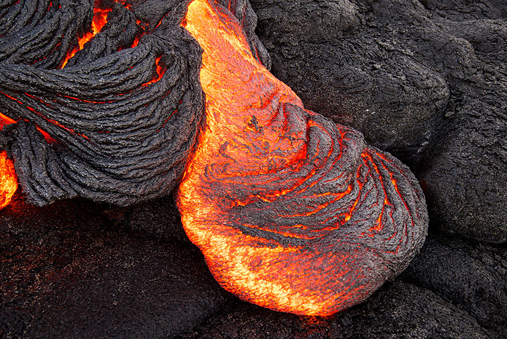 Typical ropy pahoehoe flow tongue, approx. 1 meter long.