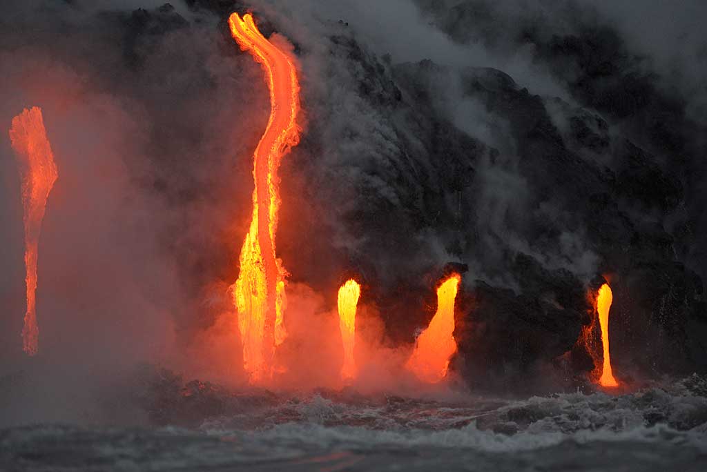 Lava streams into the sea (photo: Tom Pfeiffer)