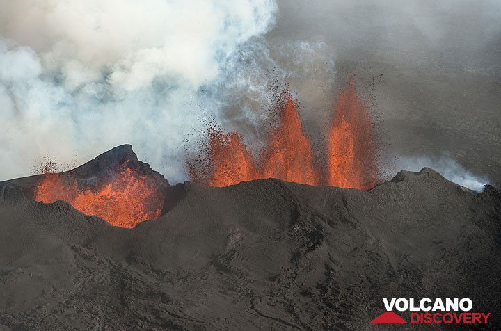 Lava fountains from the main vent at Holuhraun this afternoon