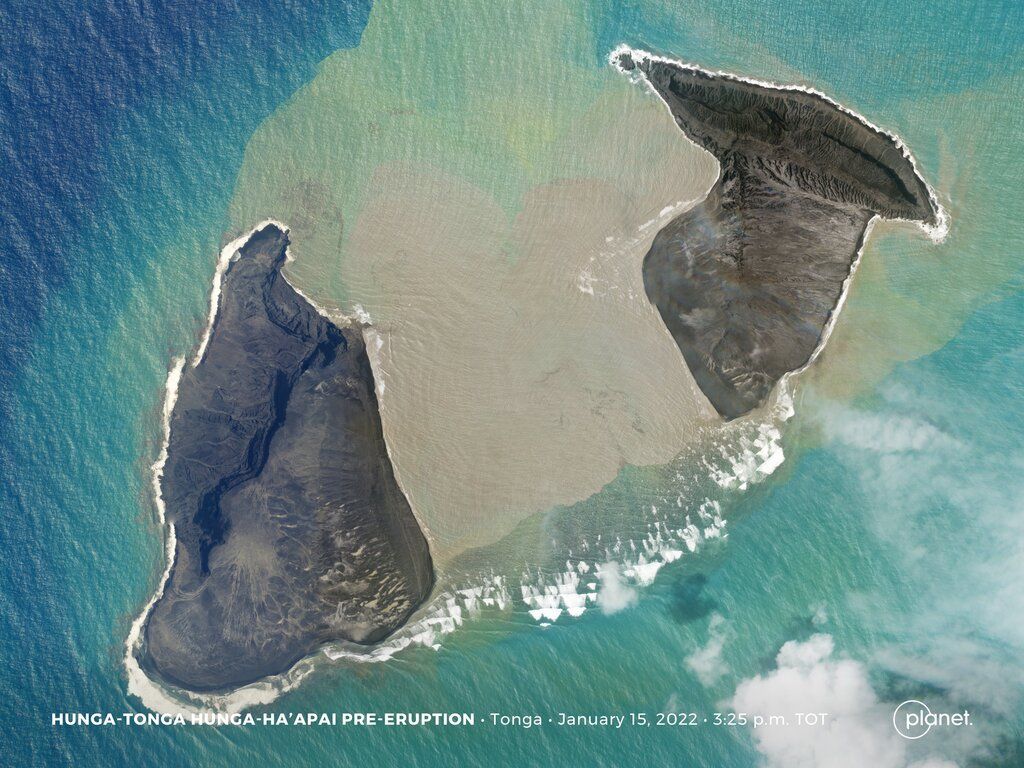 The current shape of Hunga Tonga-Hunga Ha'apai volcano (image: @planet/twitter)