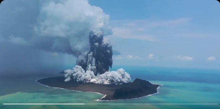 Erupting Hunga Tonga-Hunga Ha'apai volcano on 30 December (image: Rubén López/twitter)