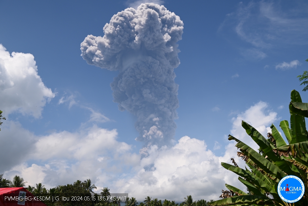 Huge ash column from Ibu volcano reached up to 6,400 m altitude early this afternoon (image: PVMBG)