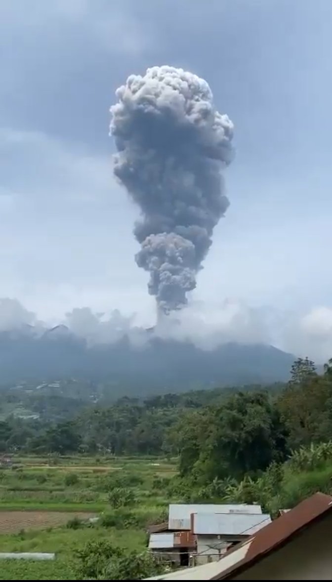 The stronger-than-usual explosion at Ibu volcano this morning (image: @nanana365media/X)