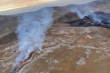 The new eruptive fissure continues to be active to the NE of the continuing eruption (image: @sandrasnaebj/twitter)