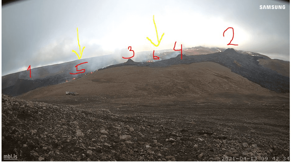 New eruptive fissures recorded on live webcam (image: @fencingtobba/twitter)