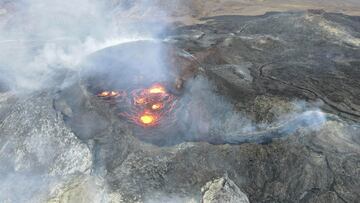 The lava-filled crater and the curving outlet channel seen from a drone on 5 Aug 2021 (image: Tomasz Lepich / facebook)