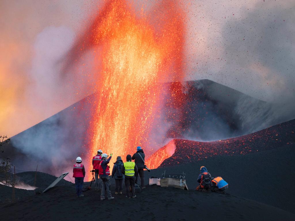 Volcanologist working at installing an instrument near the active cone (image: Arturo Rodríguez / IGN / twitter)