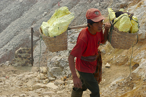 Miners carrying up to 100 kg of solid sulphur from the crater