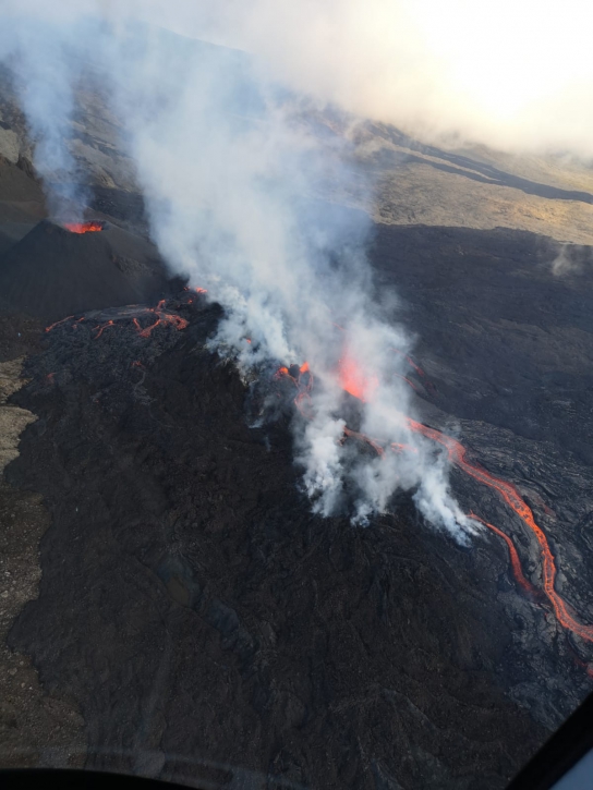 The new eruptive fissure at Piton de la Fournaise volcano seen on 6 Mar 2019 morning (image: 06 mars 2019 au matin. (© Corail hélicoptère /via OVPF))