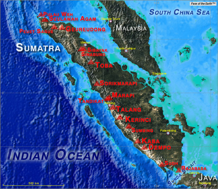 Les volcans actifs majeurs de Sumatra. (La base de la carte a été créé à l'aide d'outil cartographique UNAVCO mettant en fond la face de la Terre)