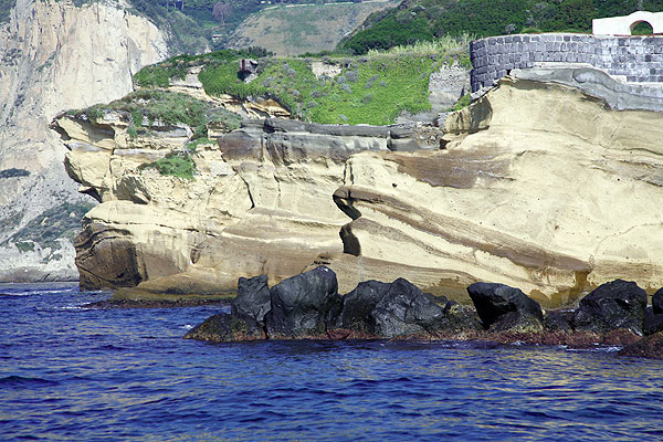 Tuffschichten an der Posillipo Küste