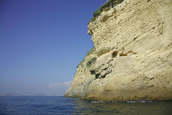 Les falaises blanches du cap de Posillipo faites de tuf issu des volcans des Champs Phlégréens