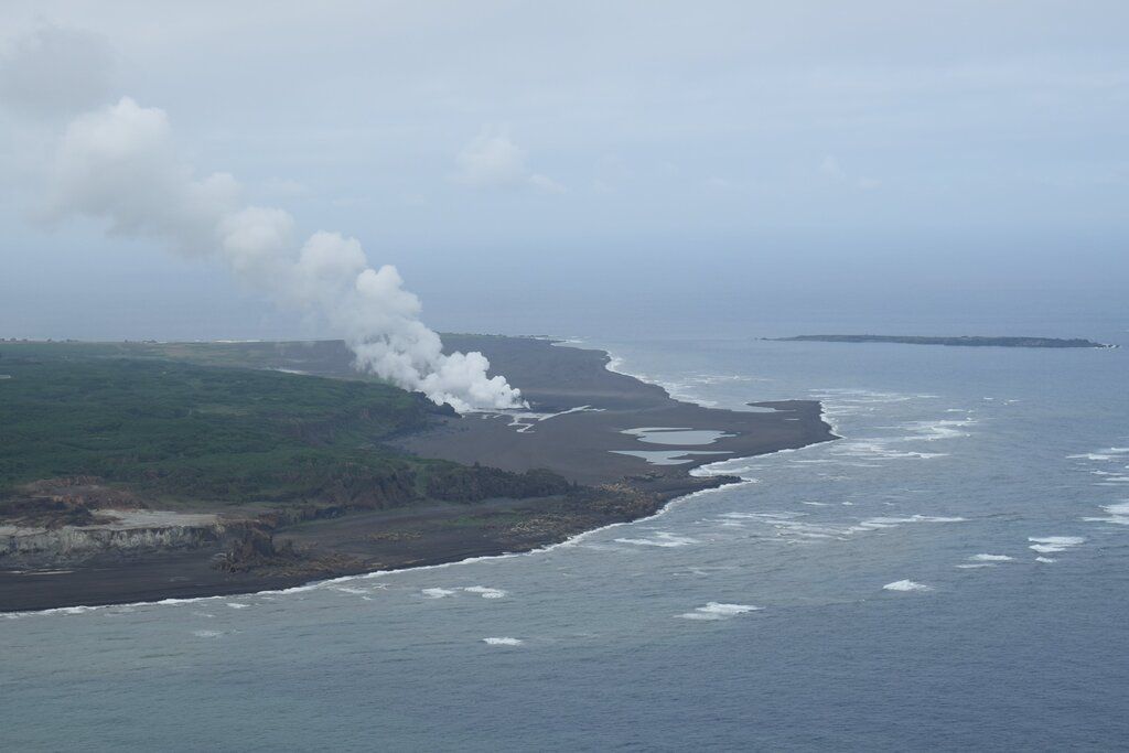 Steam plumes from Iwo-jima volcano on 24 Nov (image: JMSDF_21aw/twitter)