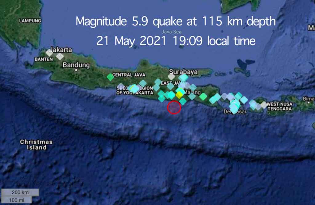 Location of this afternoon's quake under Java and locations of users who felt it