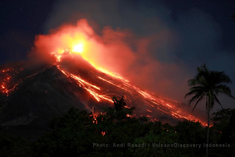 Active lava flow and incandescent rockfalls from Karangetang's crater 1 (image: Andi Rosadi / VolcanoDiscovery Indonesia)