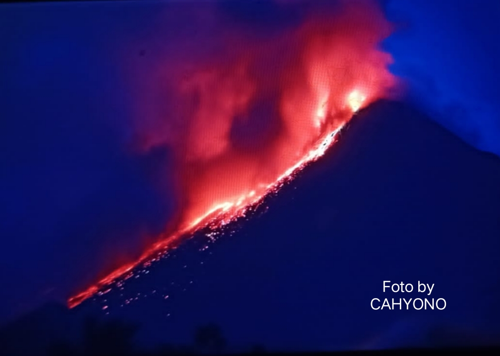 Вулкан Карангетанг на острове Сиау (Индонезия) во время нового извержения сегодня утром (изображение: VolcanoDiscovery Indonesia)