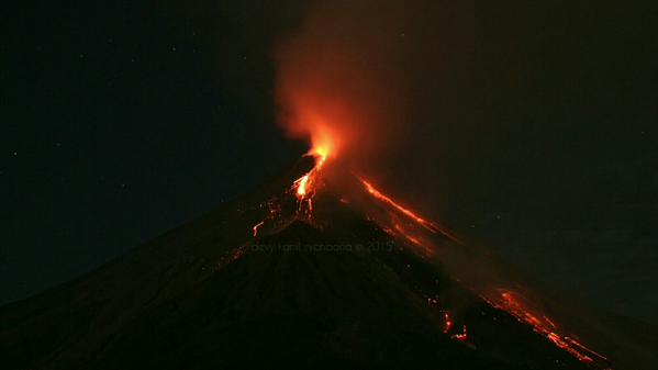 Karangetang in eruption last week (photo: Kamil Syahbana / twitter)