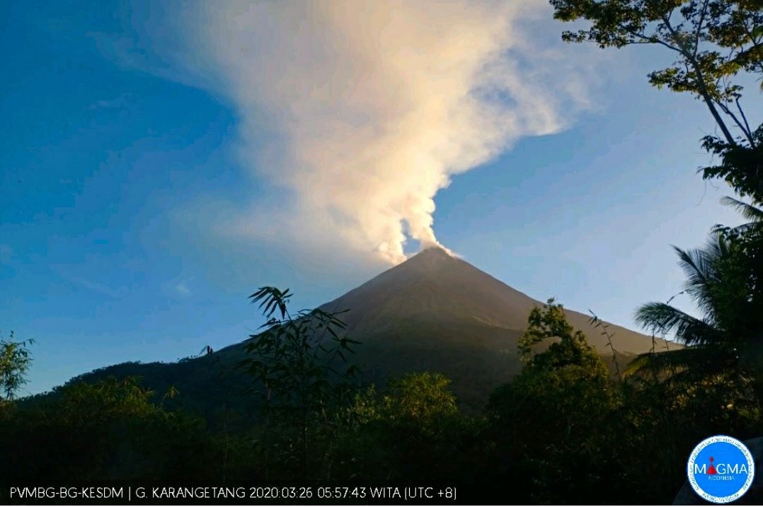An ash plumes from Karangetang volcano on 26 March (image: PVMBG)