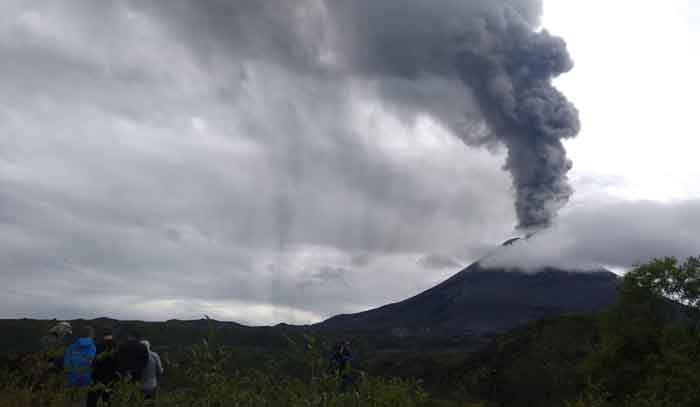 Eruption of Karmysky on 13 Aug 2019 (image: Irina Vakhitova / VolcanoDiscovery)