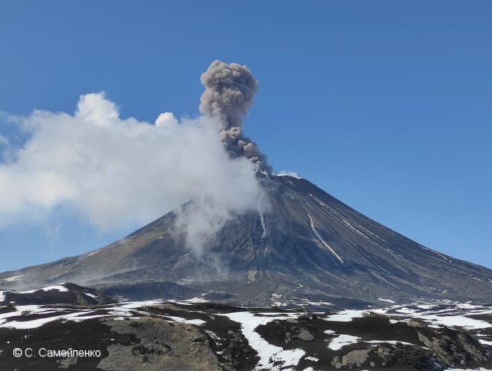 Karymsky volcano with eruption on 4 May (image: KVERT)