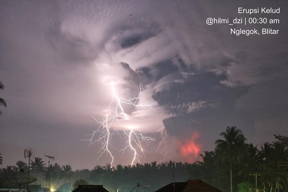 The eruption of Kelut last night (image: pic.twitter.com/ypy7kx9615 / @hilmi_dzi)