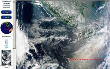Il pennacchio di cenere dall'eruzione di Kelut sopra l'oceano indiano visto da satellite Terra della NASA questa mattina