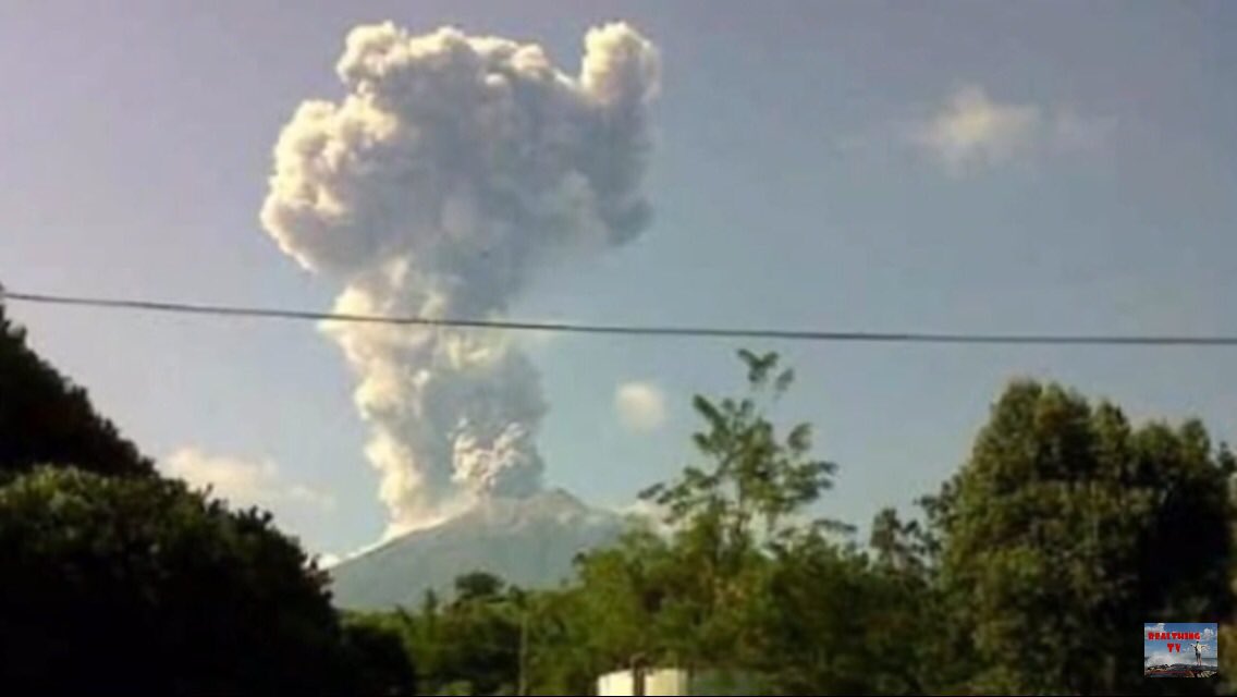 Eruption at Kerinci on 28 Sep 2018 (image: Real Thing TV / https://youtu.be/ec-leRRfaZo / YouTube / Twitter)