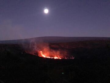 Full moon illuminates the eruption site at dawn with Mauna Loa in the background (image: Philip Ong)