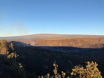 First sun rays reached Mauna Loa and Halema'uma'u crater this morning (image: Philip Ong)