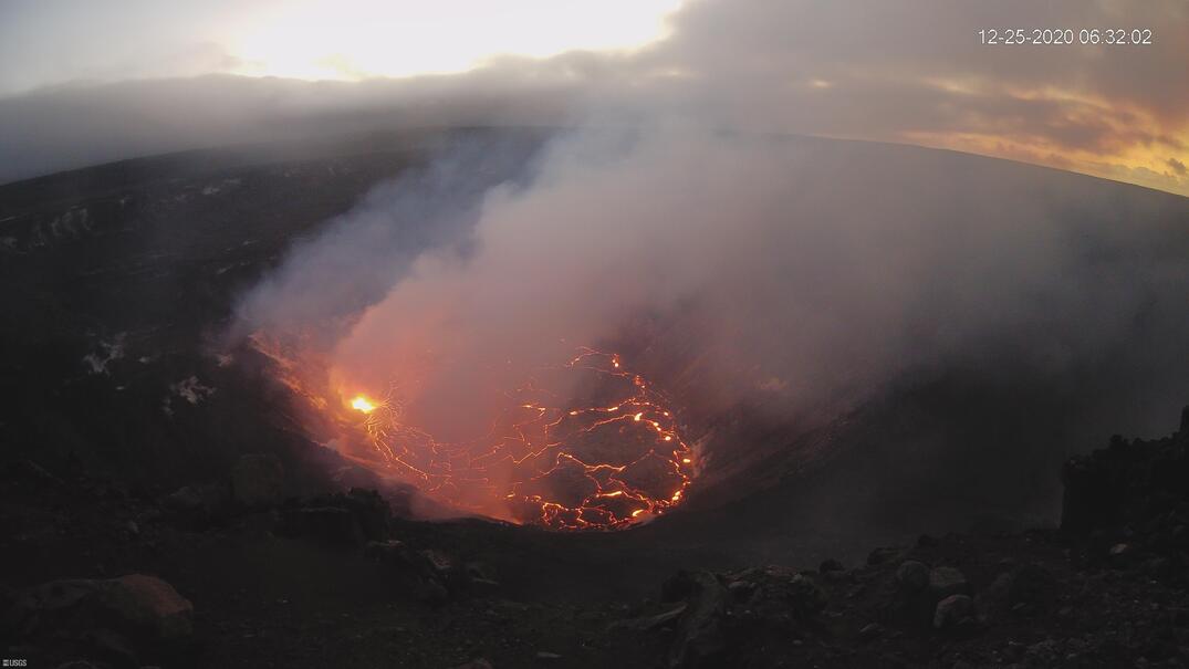 Kilauea's new lava lake on Christmas Day morning (image: HVO webcam)