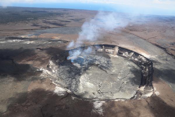 Kīlauea Volcano's Halema‘uma‘u crater with the overflow (silver gray) of the lava lake, which occurred from approximately 6:30 a.m. to 9:30 a.m. on 23 April 2018 (image: USGS / HVO)