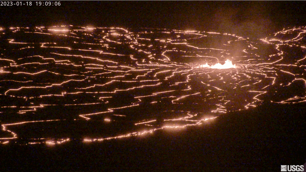 View of the west vent in Halemaʻumaʻu and the lava lake (image: HVO)