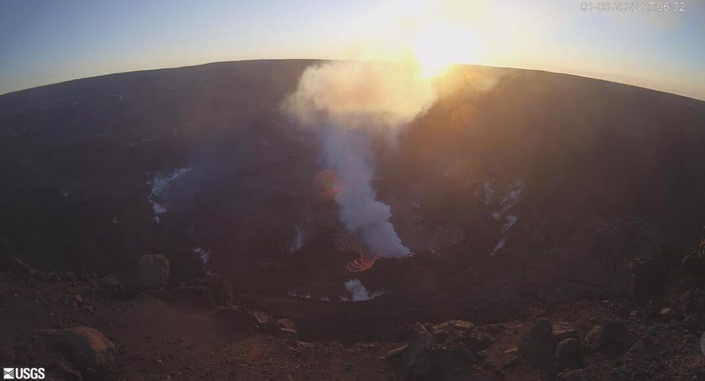 The lava continues to erupt from the western fissure vent (image: HVO)