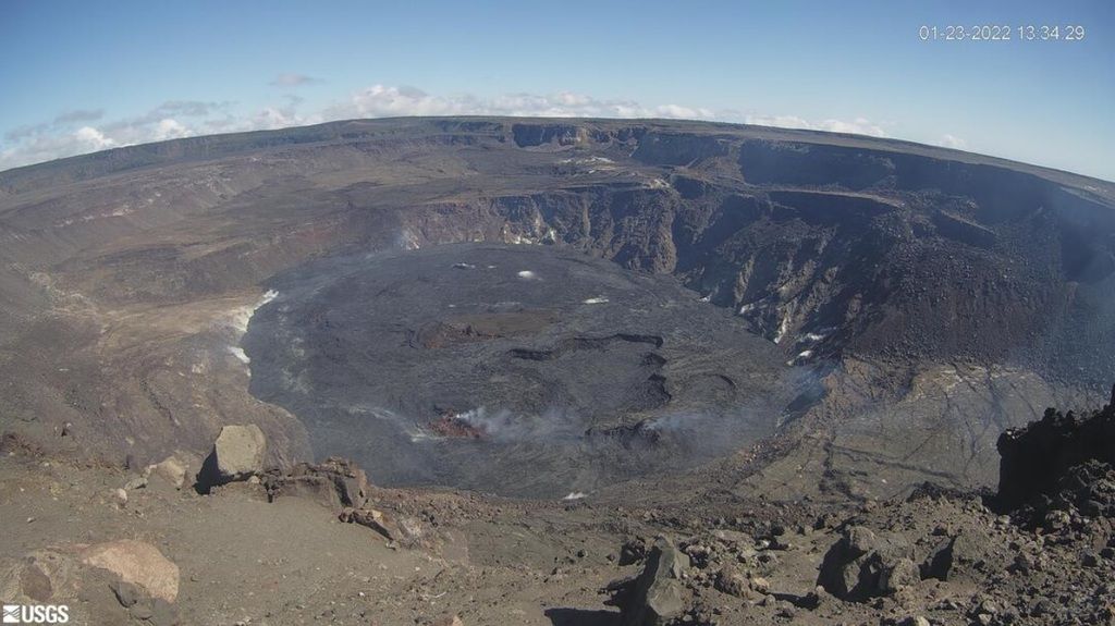 The activity is aimed within Halemaʻumaʻu crater (image: HVO)
