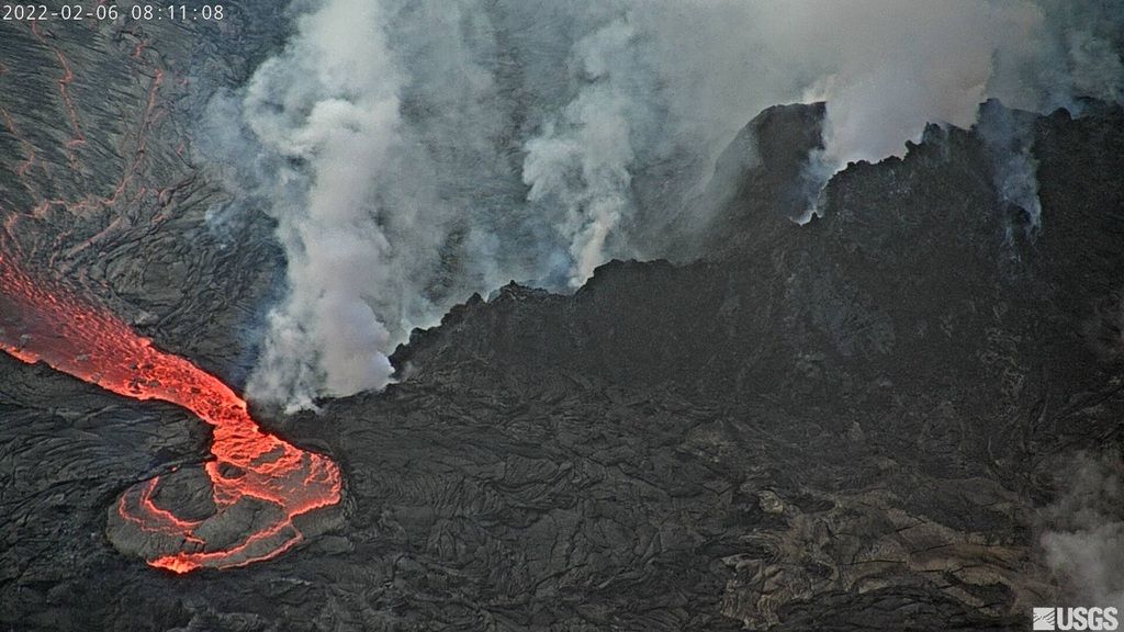The west vent and the lava lake looking south (image: HVO)