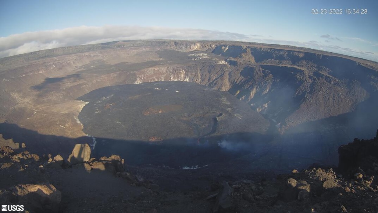 Half-size crusted lava lake surface captured today (image: HVO)