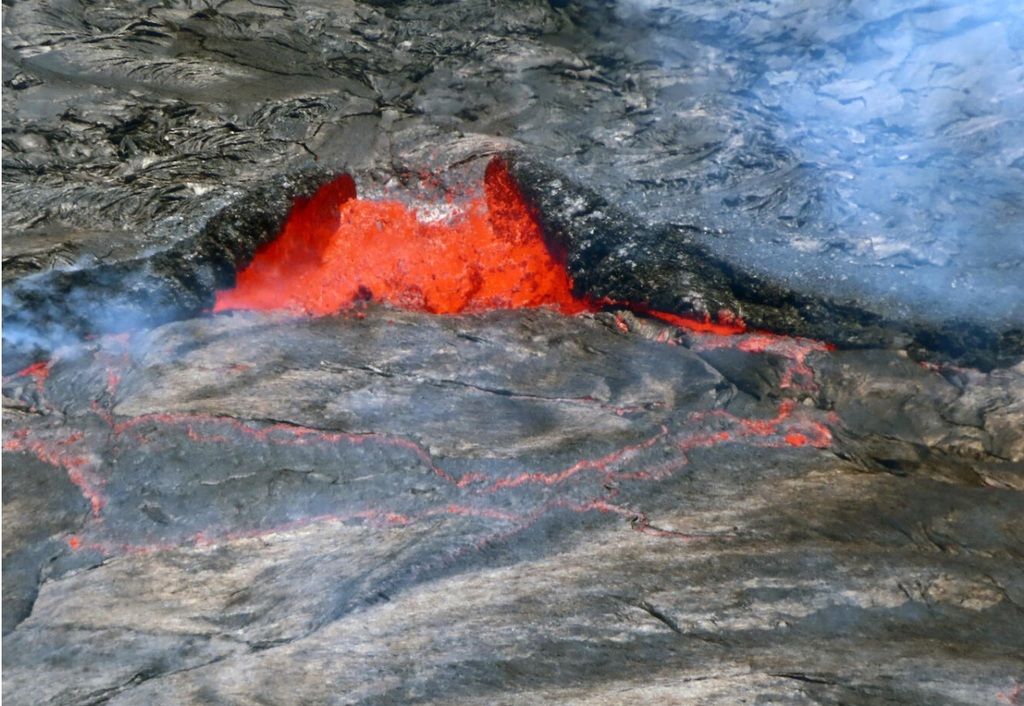 The small spattering at the western fissure spatter cone (image: HVO)