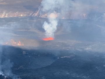 The eruption onset characterized by small lava fountains (image: HVO)