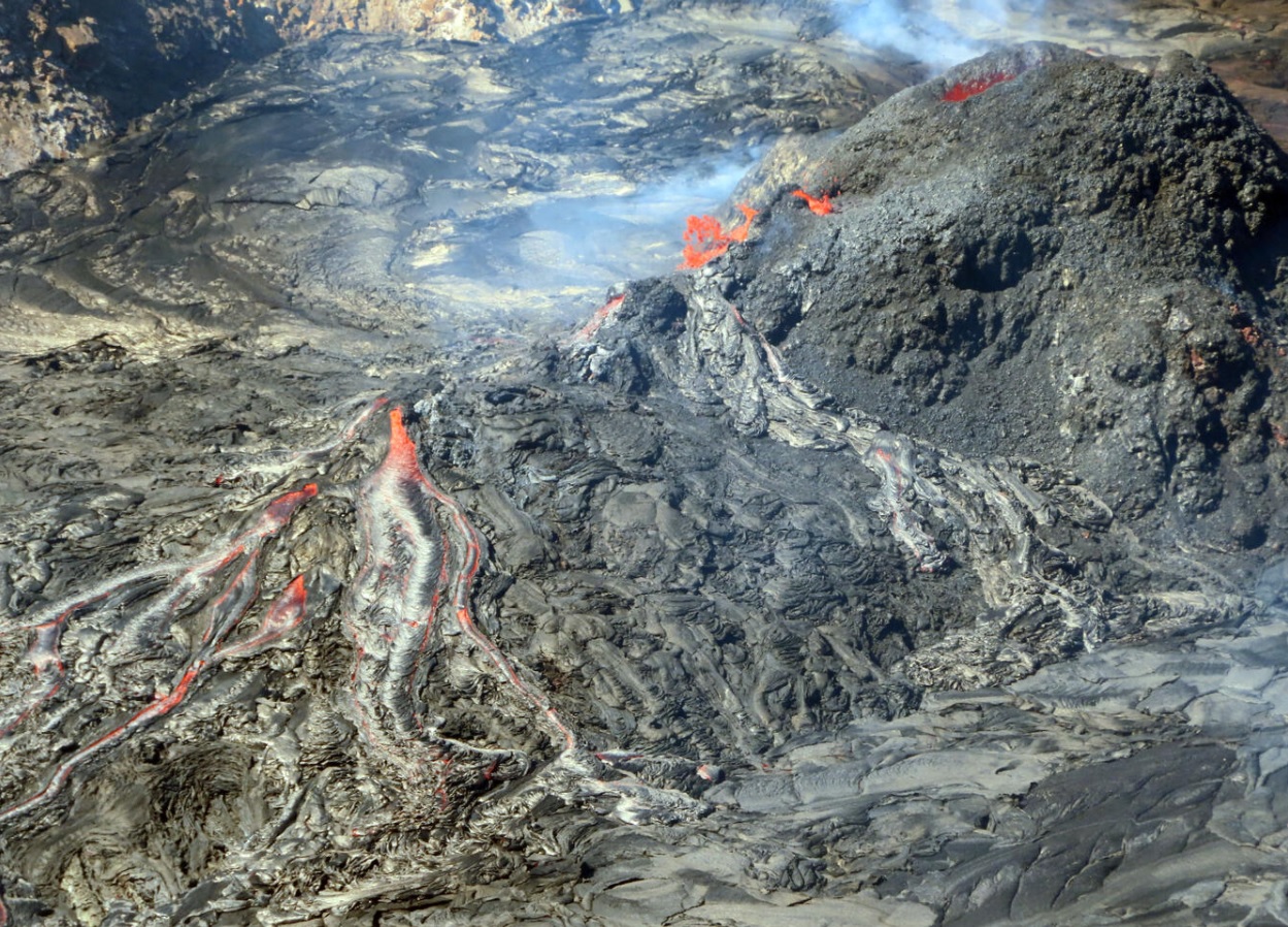 The western fissure spatter cone (right) and new small steep spatter cone built a lava shield (left) (image: HVO)