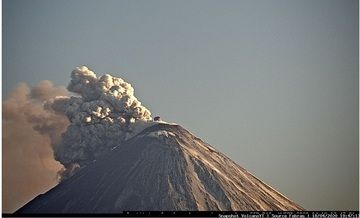 Vigorous eruption from Klyuchevskoy volcano yesterday (image: @AlexEtna/twitter)