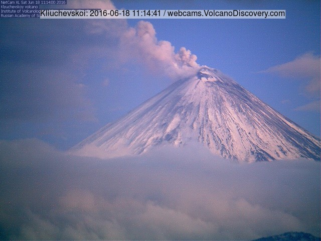 Steam and ash plumes from Kliuchevskoy volcano this morning (KVERT webcam)