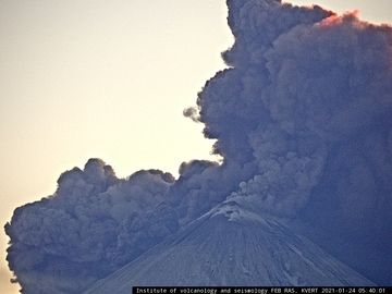 Pyroclastic flow on Klyuchevskoy volcano earlier today (image: KVERT webcam)
