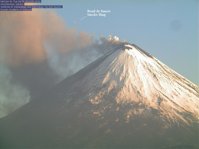 Smoke ring on Klyuchevskoy volcano (5 July) (image annotated by Culture Volcan)